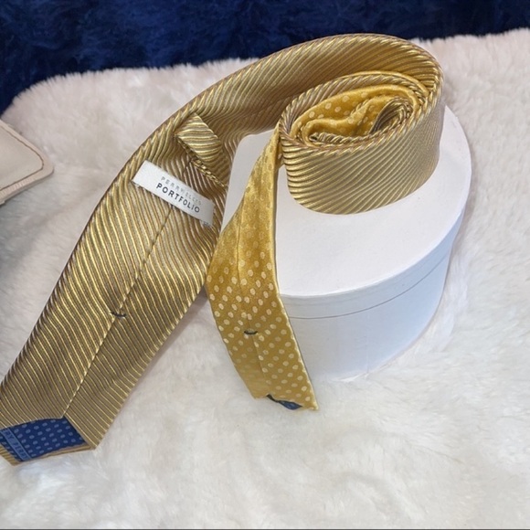 Perry Ellis portfolio 100% silk yellow and silver striped and a few spots - Picture 7 of 8